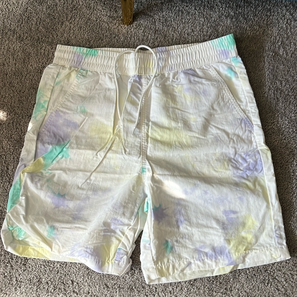 Men’s shorts size small in good condition
